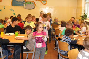 Mittagessen: Kinder warten auf einen freien Sitzplatz