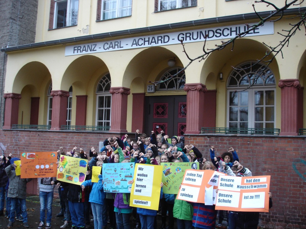 Schüler der Franz-Carl-Achard-Grundschule vor ihrem gesperrten Schulgebäude