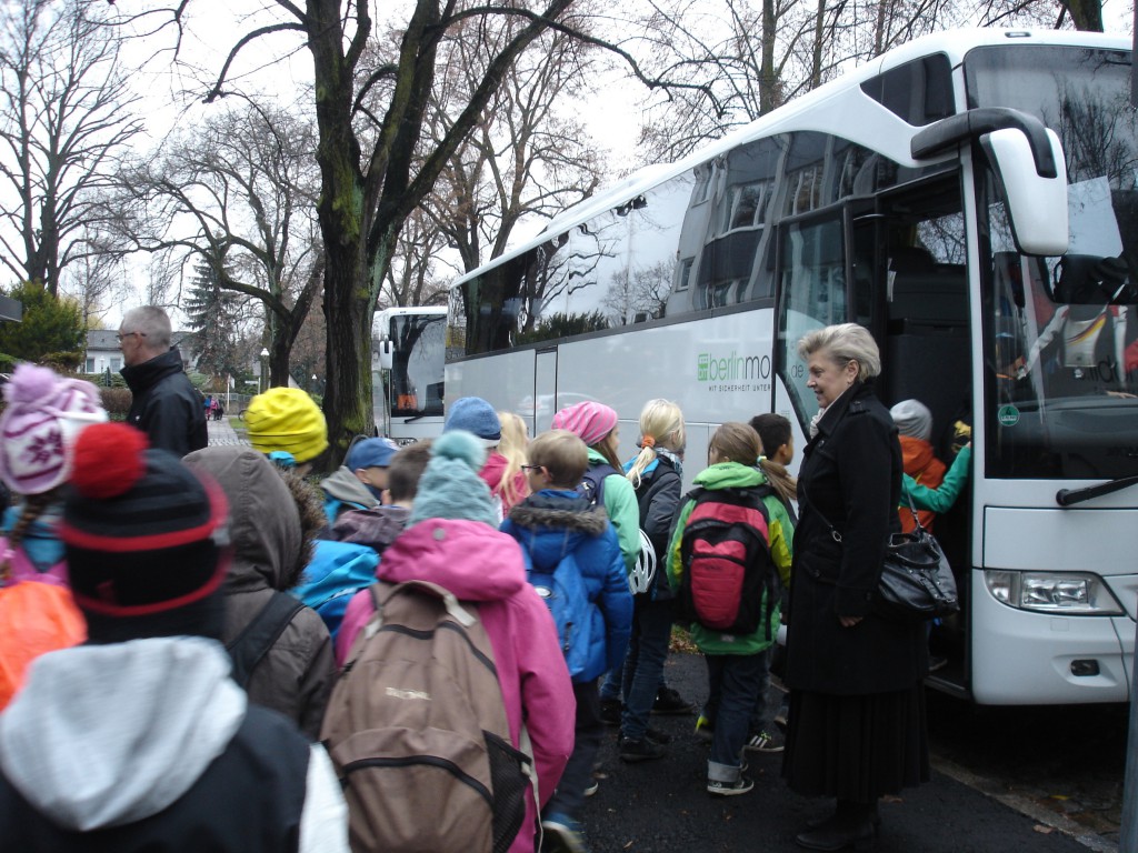 Schüler und Lehrerin der Franz-Carl-Achard-Grundschule beim morgendlichen Buseinstieg zur Fahrt in das 10km entfernte Ausweichgebäude